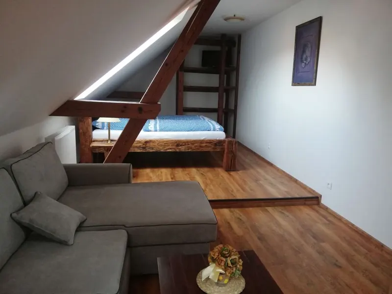 Pokoj v nové části s pohovkou