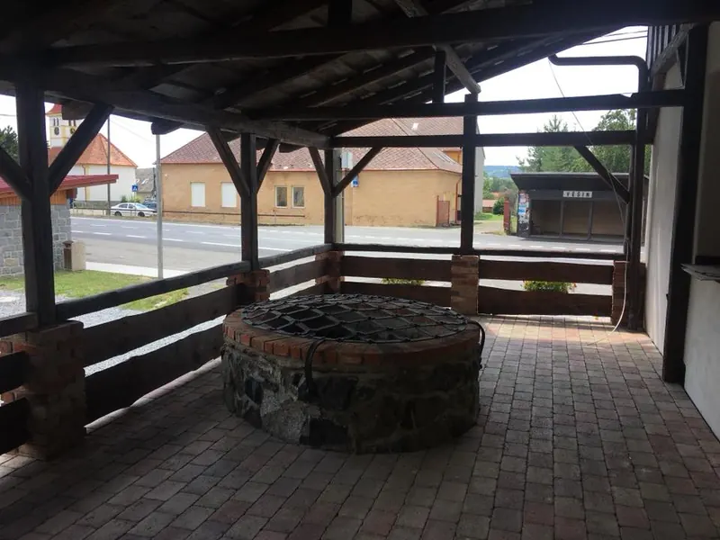 Kryté posezení s ohništěm